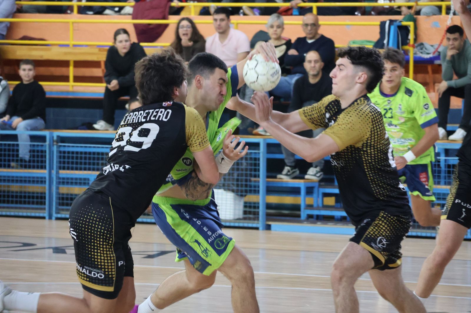 GALERÍA | El BM Zamora recibe en casa al Ciudad de Salamanca en un duelo muy ajustado