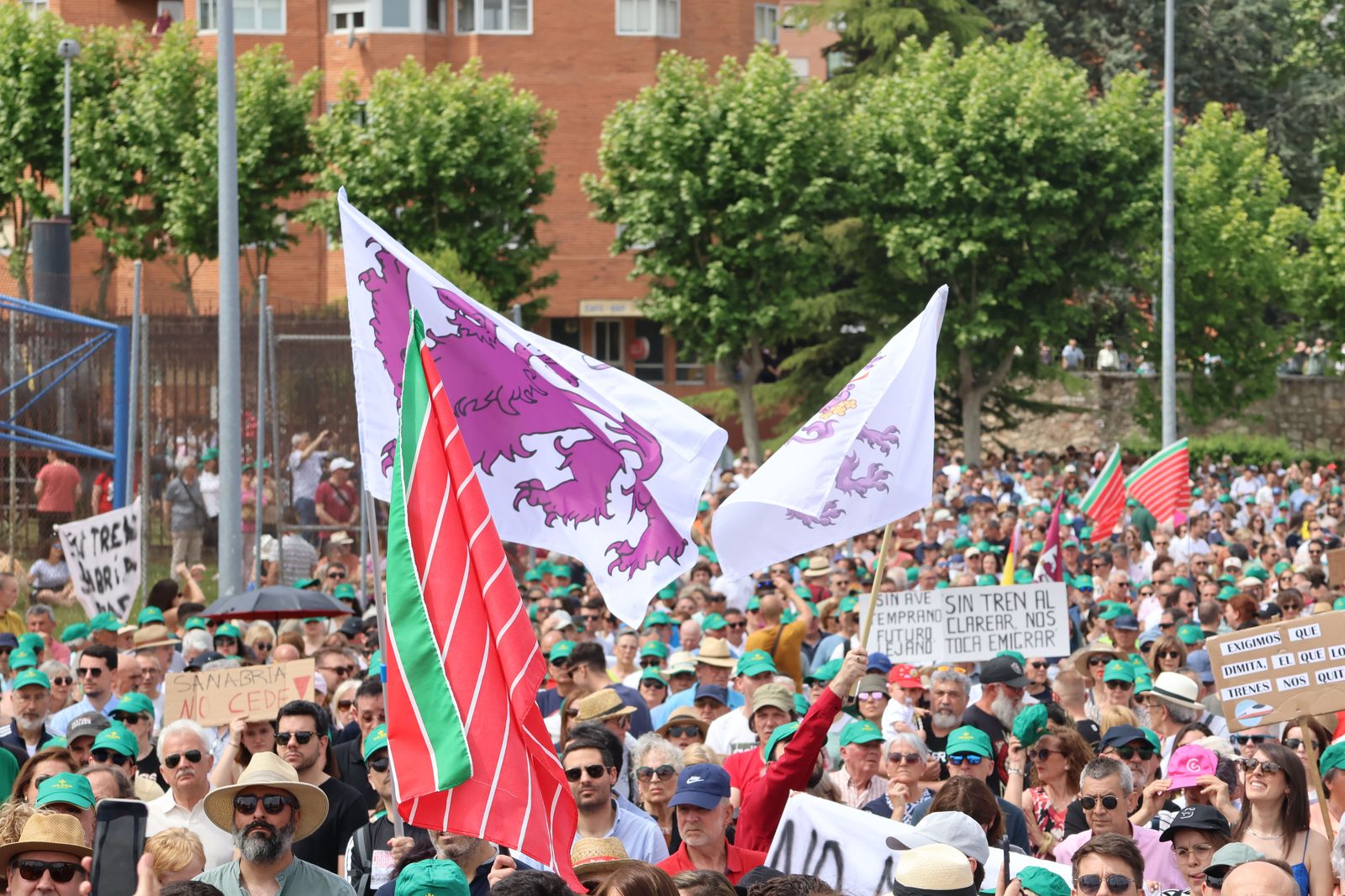 manifestacion-contra-la-perida-de-servicios-de-ave-87
