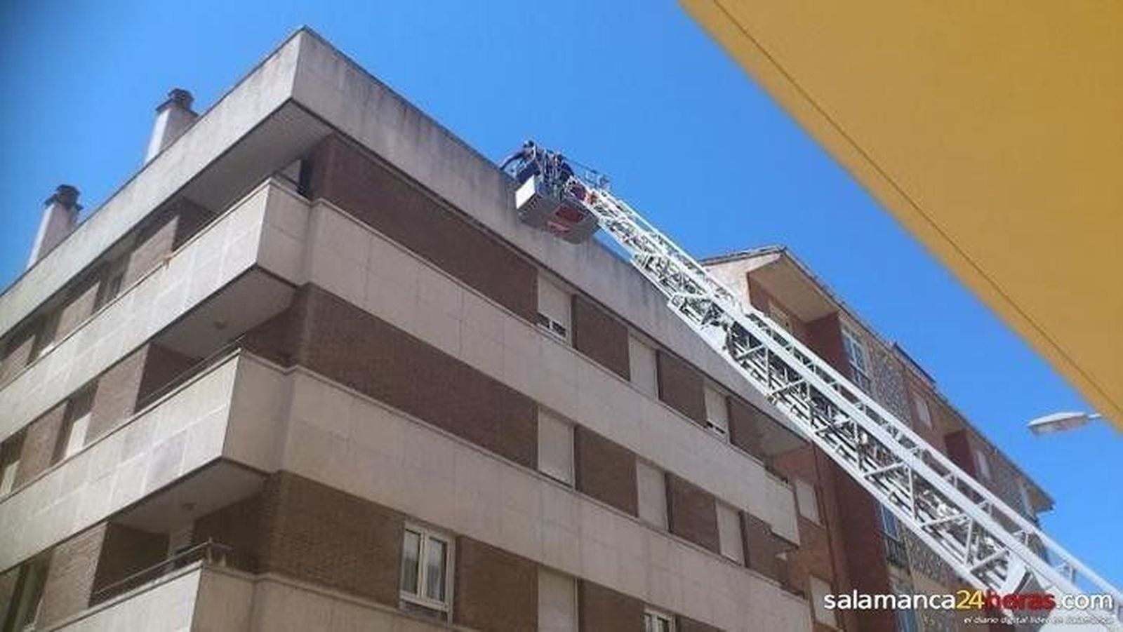 El viento provoca daños en las fachadas de varios edificios