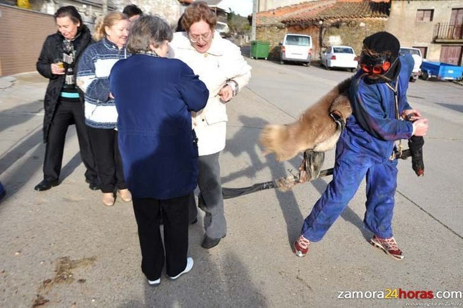 Los Zamarrones de Villarino Tras la Sierra, mascarada “única” en la Península Ibérica