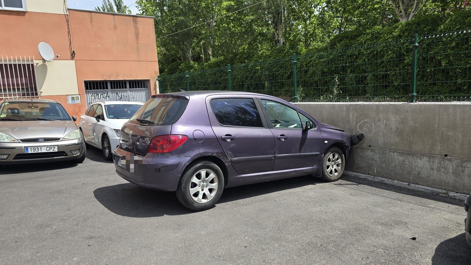 Un vehículo pierde el control y se choca contra un muro en la calle Pavía