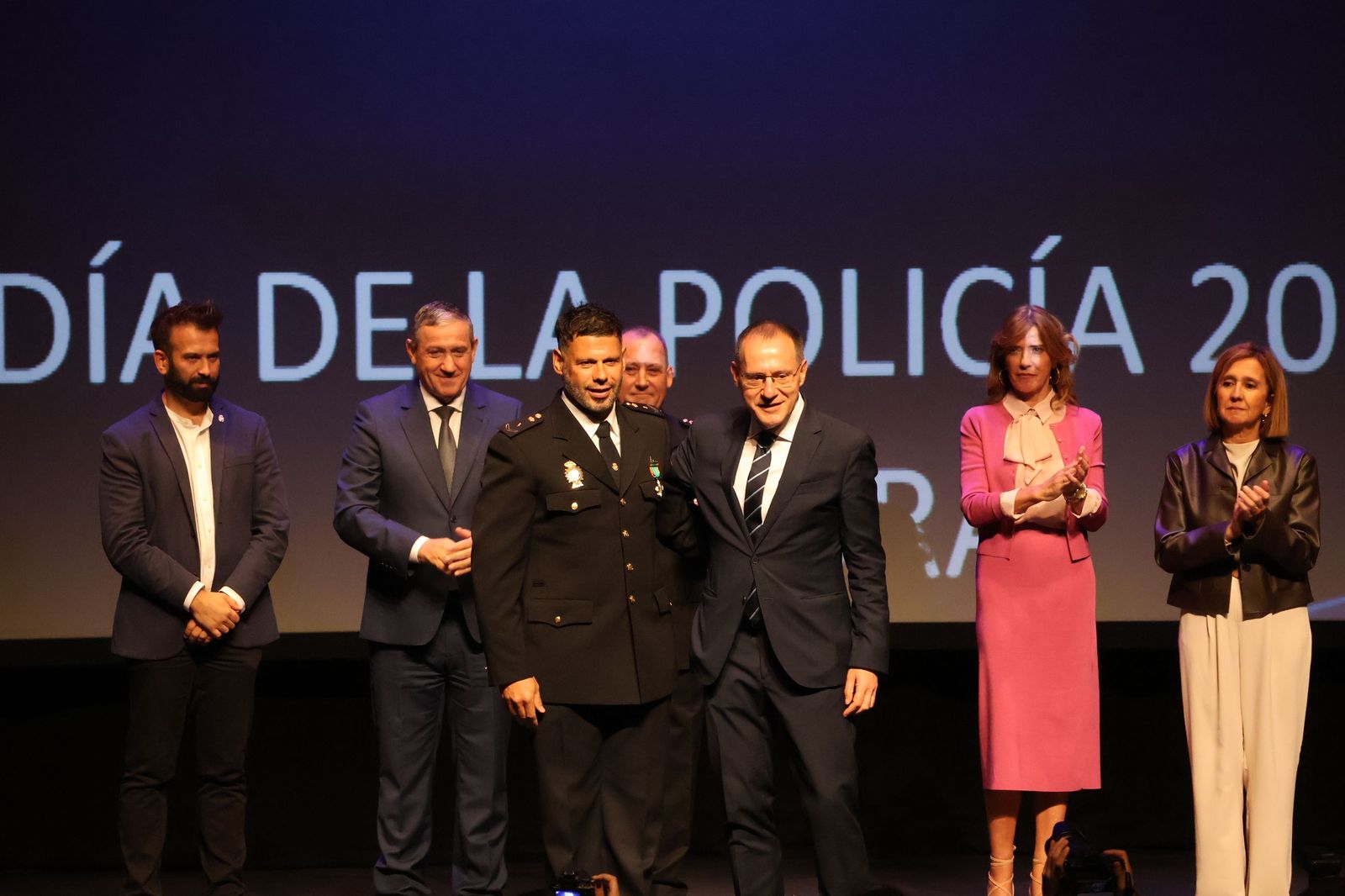 Ceremonia de imposición de condecoraciones a miembros de la Policía Nacional en honor a los Santos Ángeles Custodios