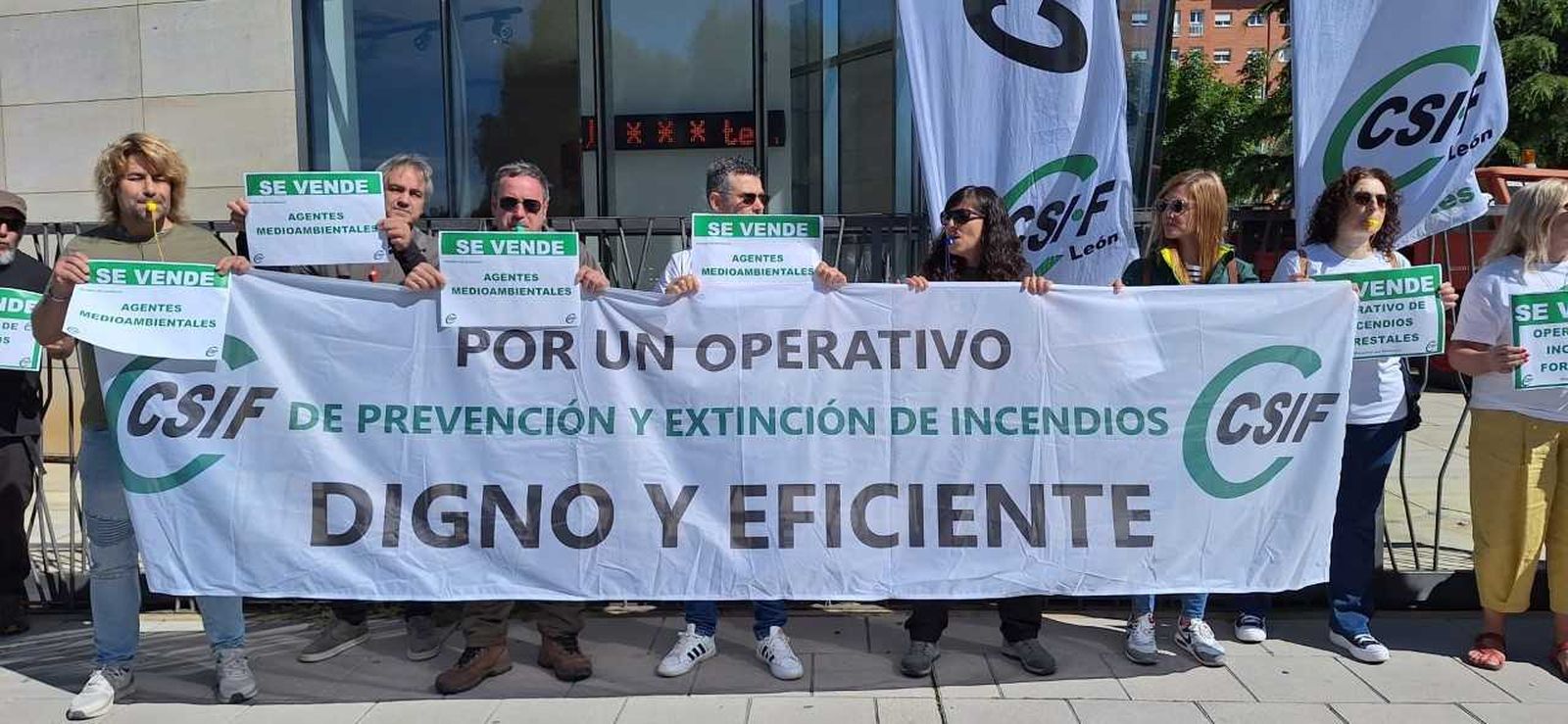 CSIF protesta ante el Centro para la Defensa contra el Fuego contra el insuficiente operativo de incendios forestales de 2024