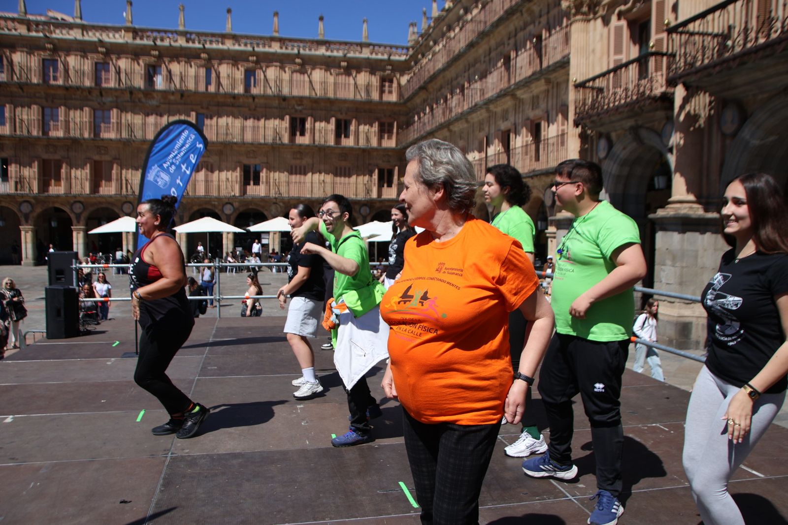 El alcalde de Salamanca, Carlos García Carbayo, participa en el Día de la Educación Física en la calle