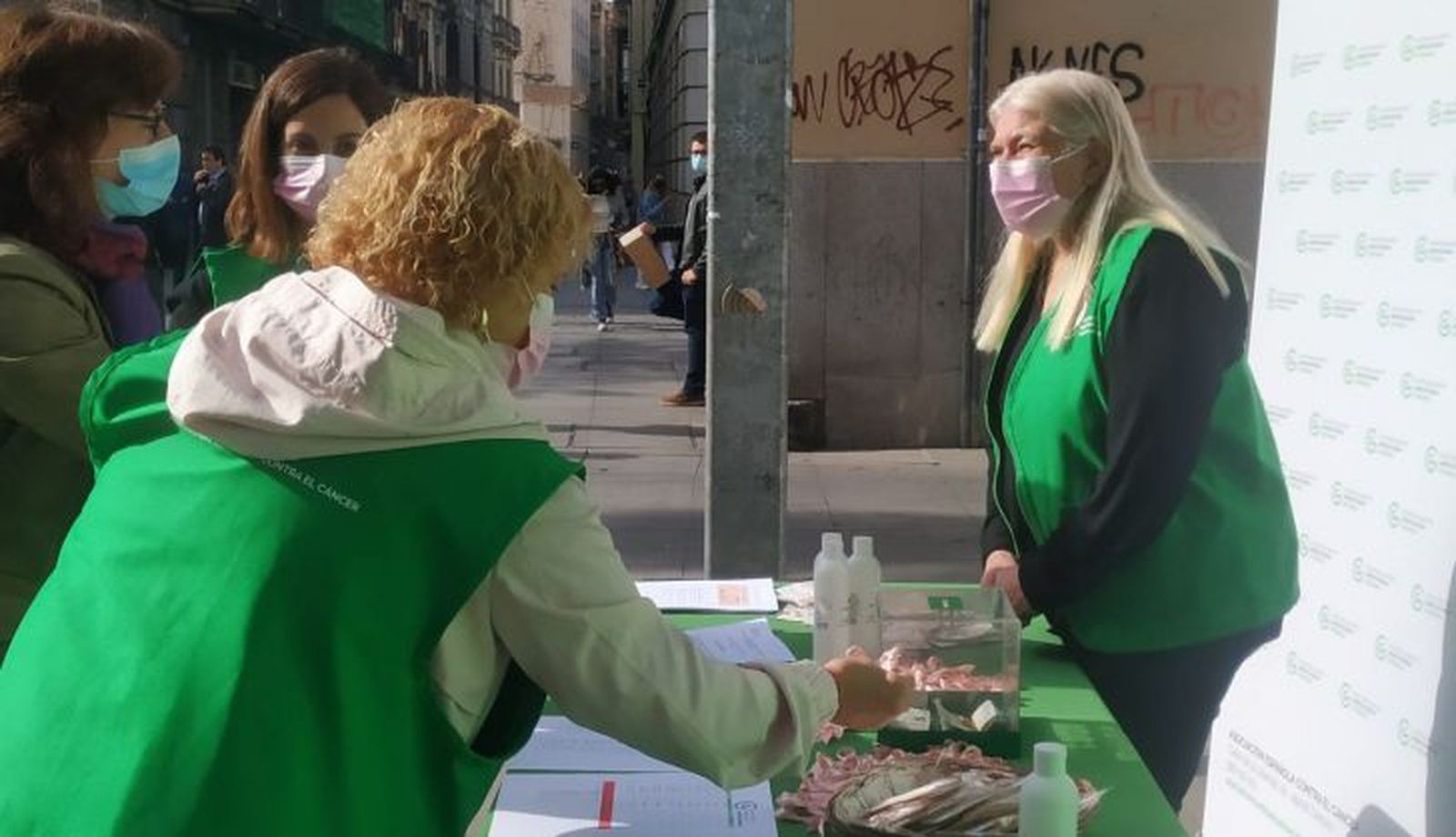 AECC Zamora repartiendo lazos en Santa Clara (6)