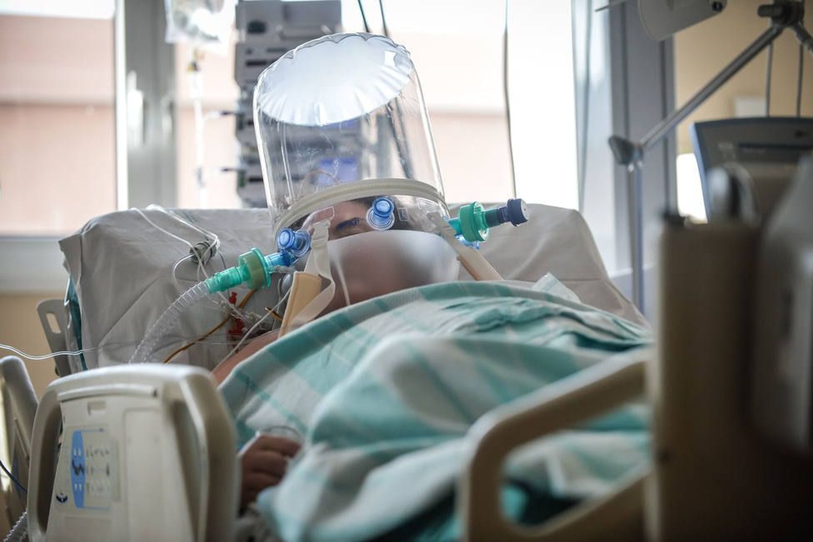 Foto de una persona hospitalizada por COVID 19 | EP