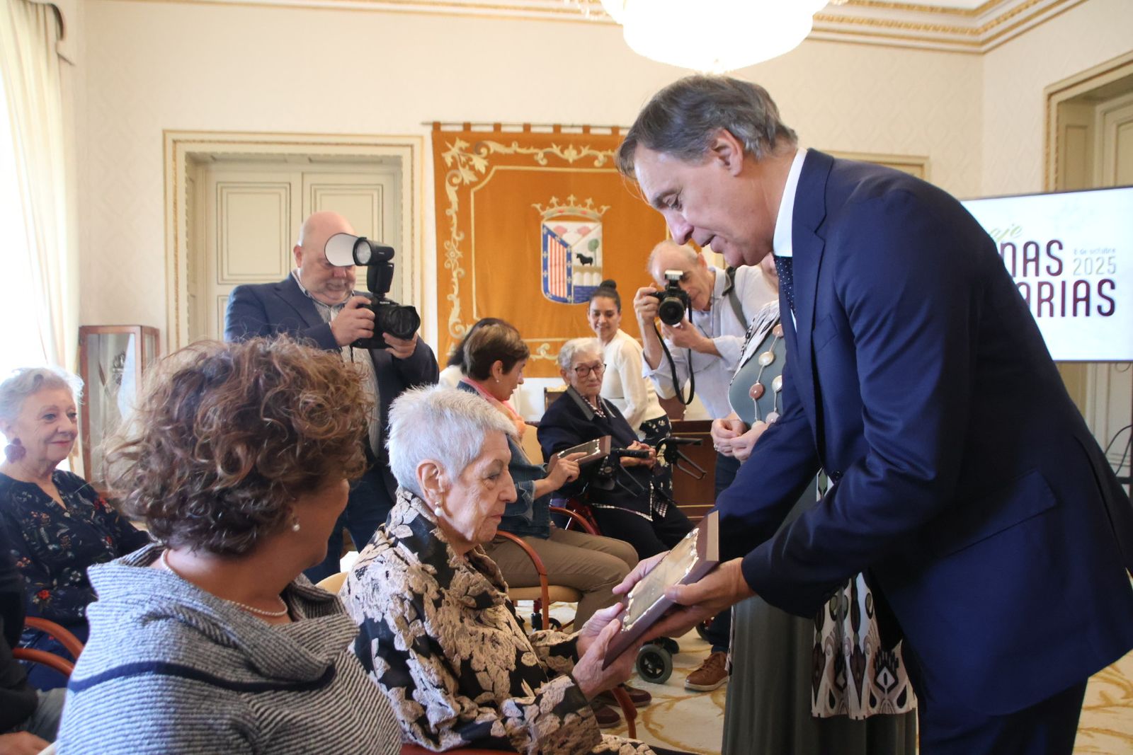 El alcalde de Salamanca, Carlos García Carbayo, preside el homenaje a personas centenarias de la ciudad
