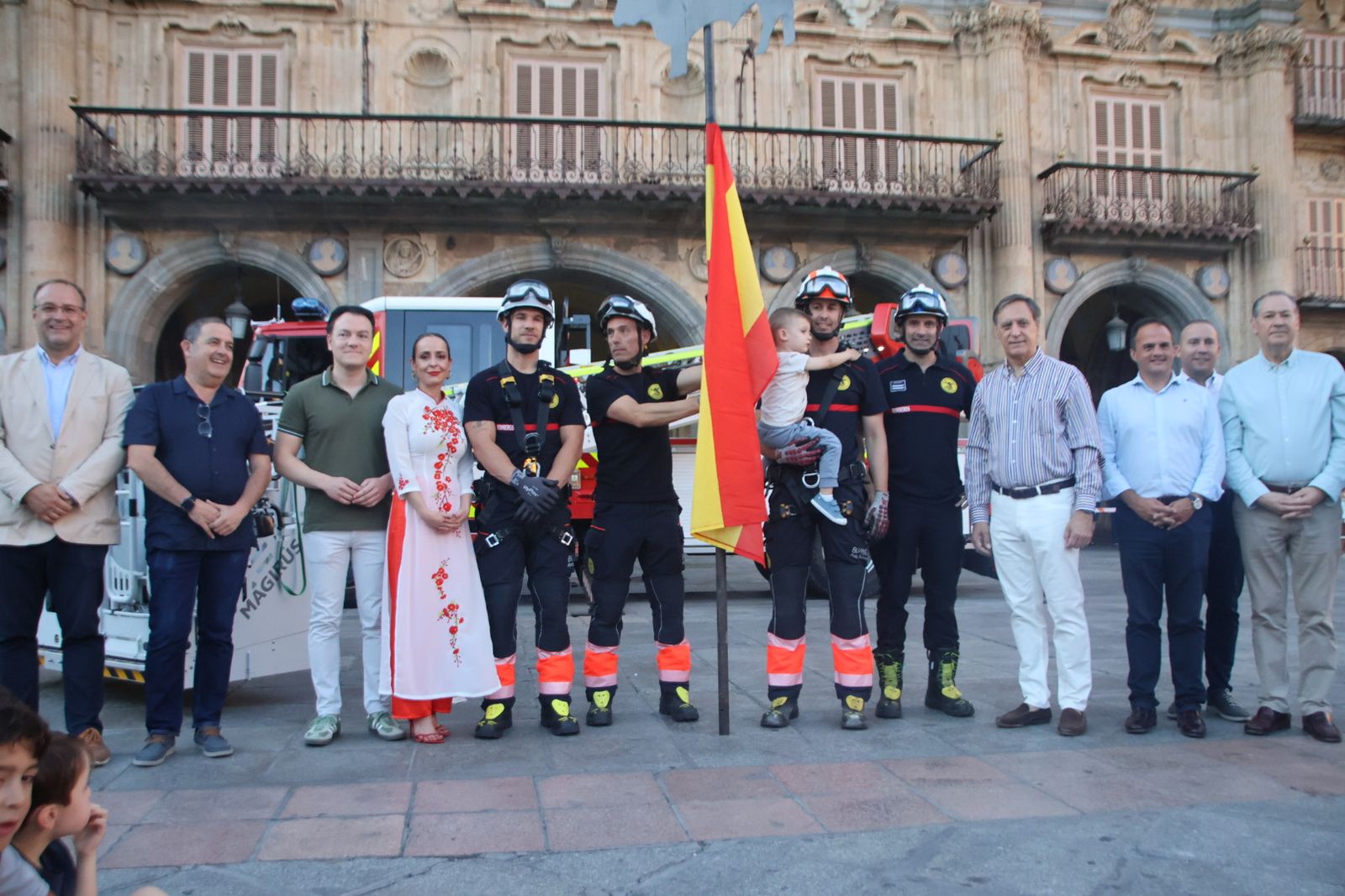 El alcalde de Salamanca, Carlos García Carbayo, y miembros de la Corporación Municipal asisten al tradicional acto de colocación de La Mariseca