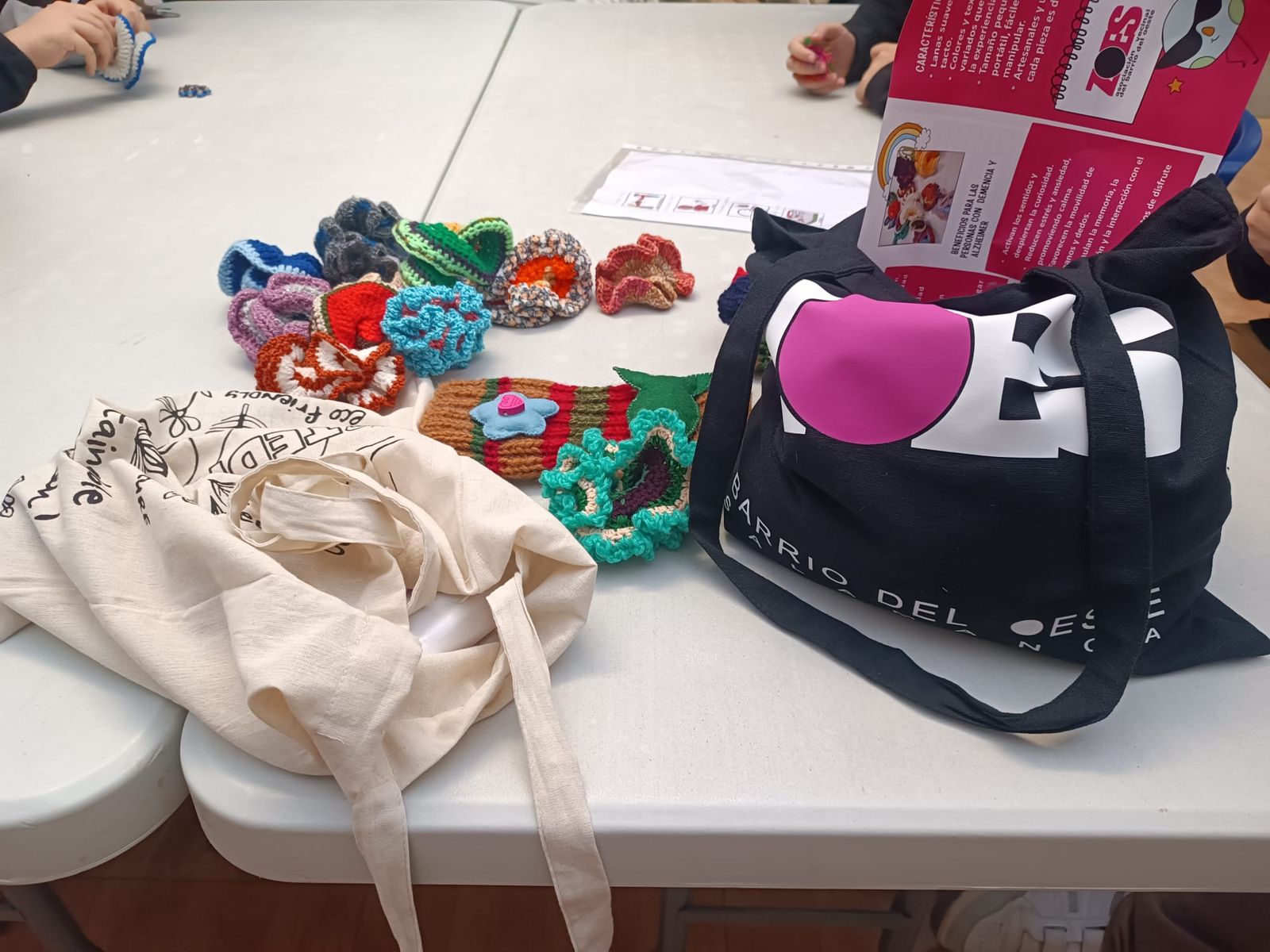 La Asociación ZOES entrega juegos hiperbólicos y manguitos tejidos a ganchillo con lana a entidades sociales de Salamanca