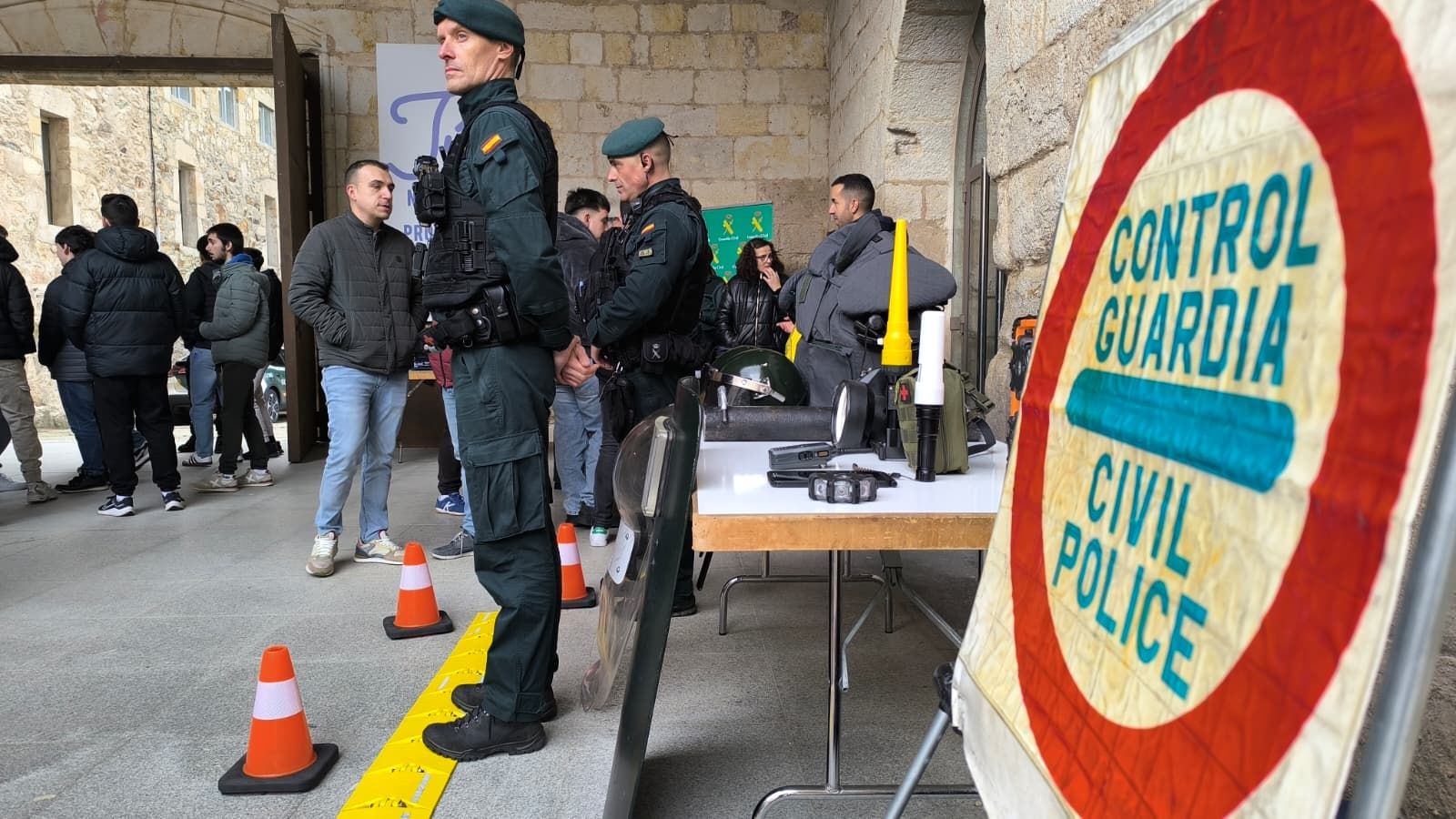 Plan seguridad en centros escolares Guardia Civil en Alba de Tormes  (8).jpeg
