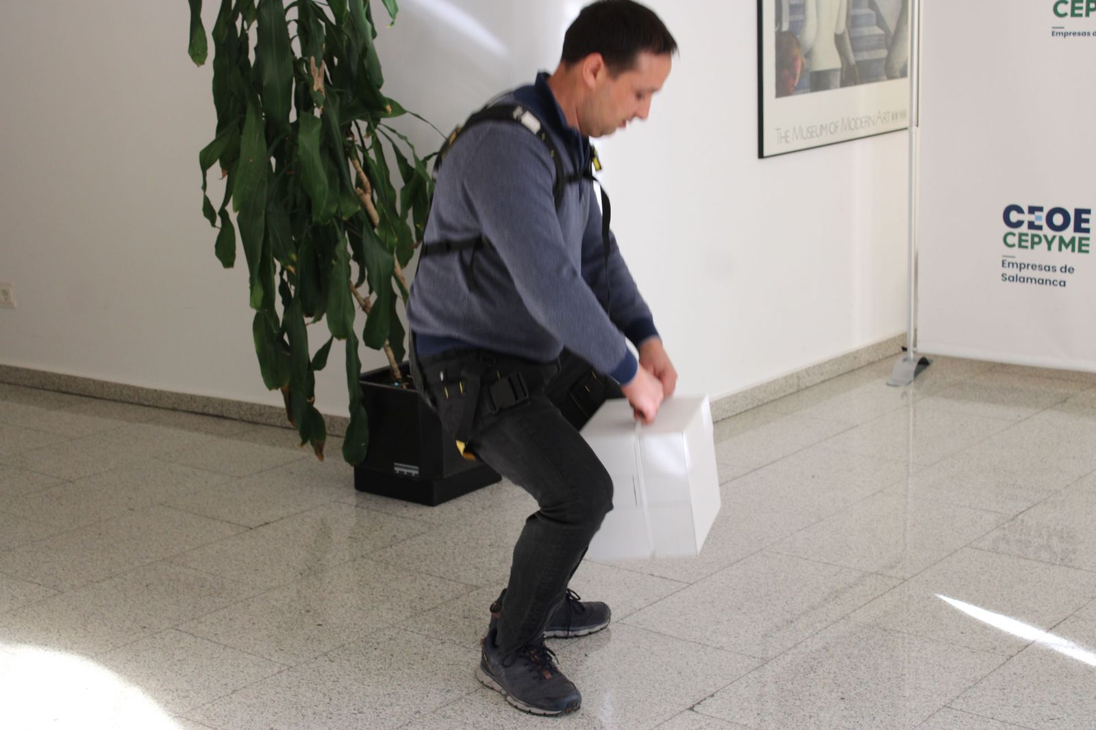 Demostración del funcionamiento de exoesqueletos industriales