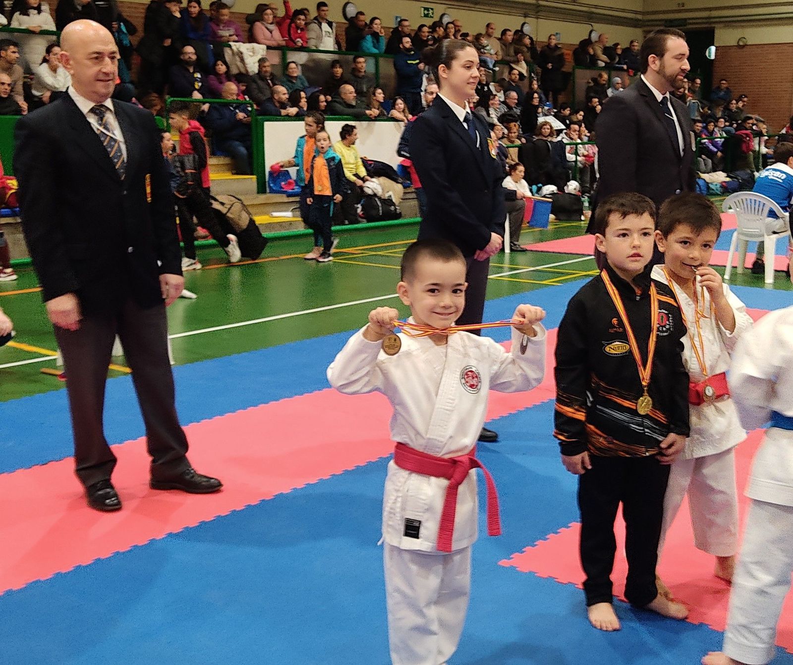 Galder Tapioles posa con su medalla. Karateka del Shotokan Benavente.
