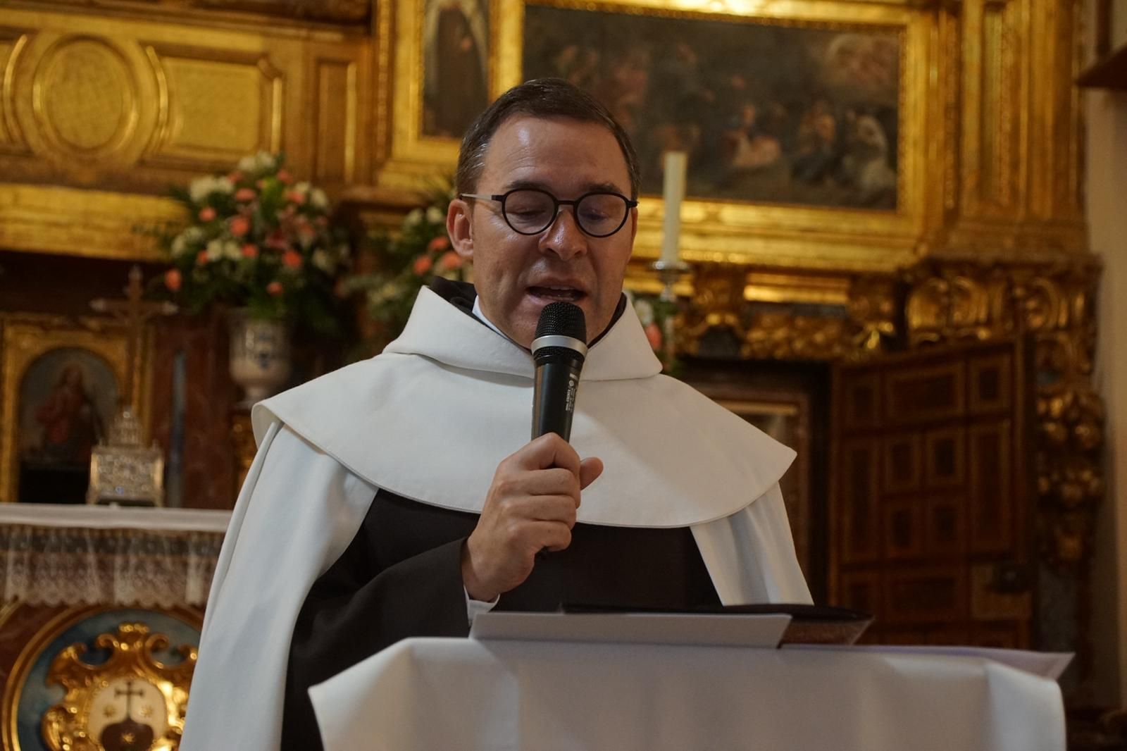 Alba nombra hijo adoptivo al prior Miguel Angel González. Foto de archivo