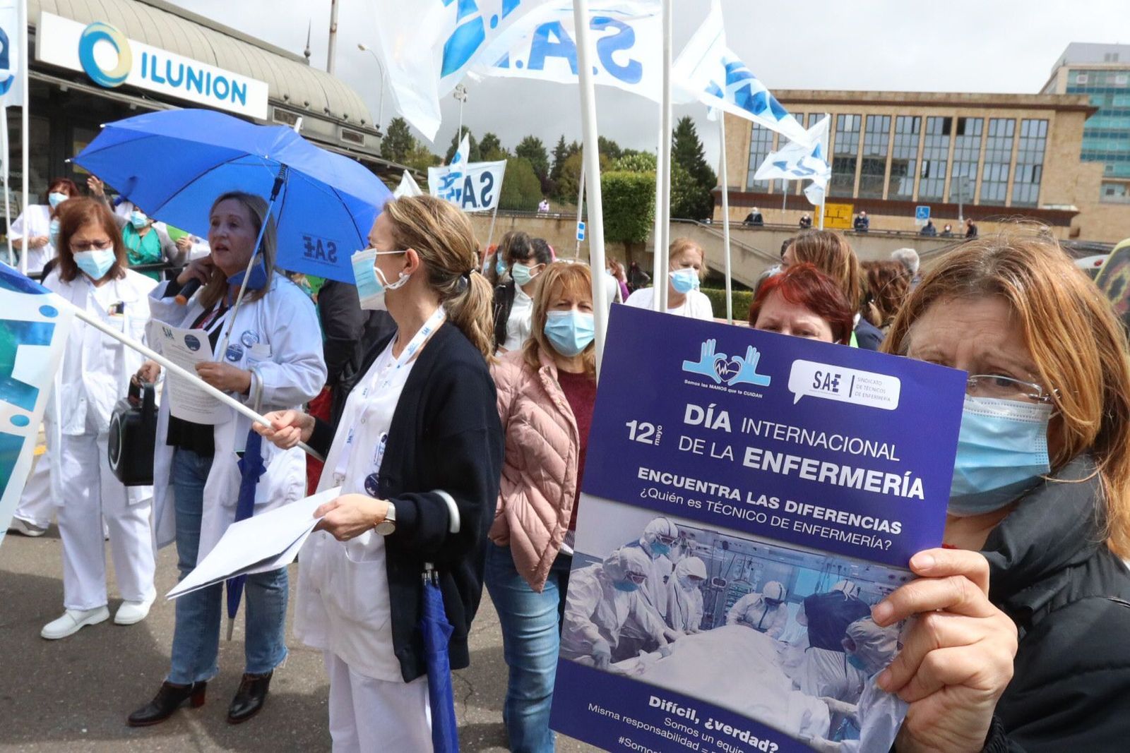 Concentración técnicos de enfermería frente a las puertas del Hospital Clínico de Salamanca