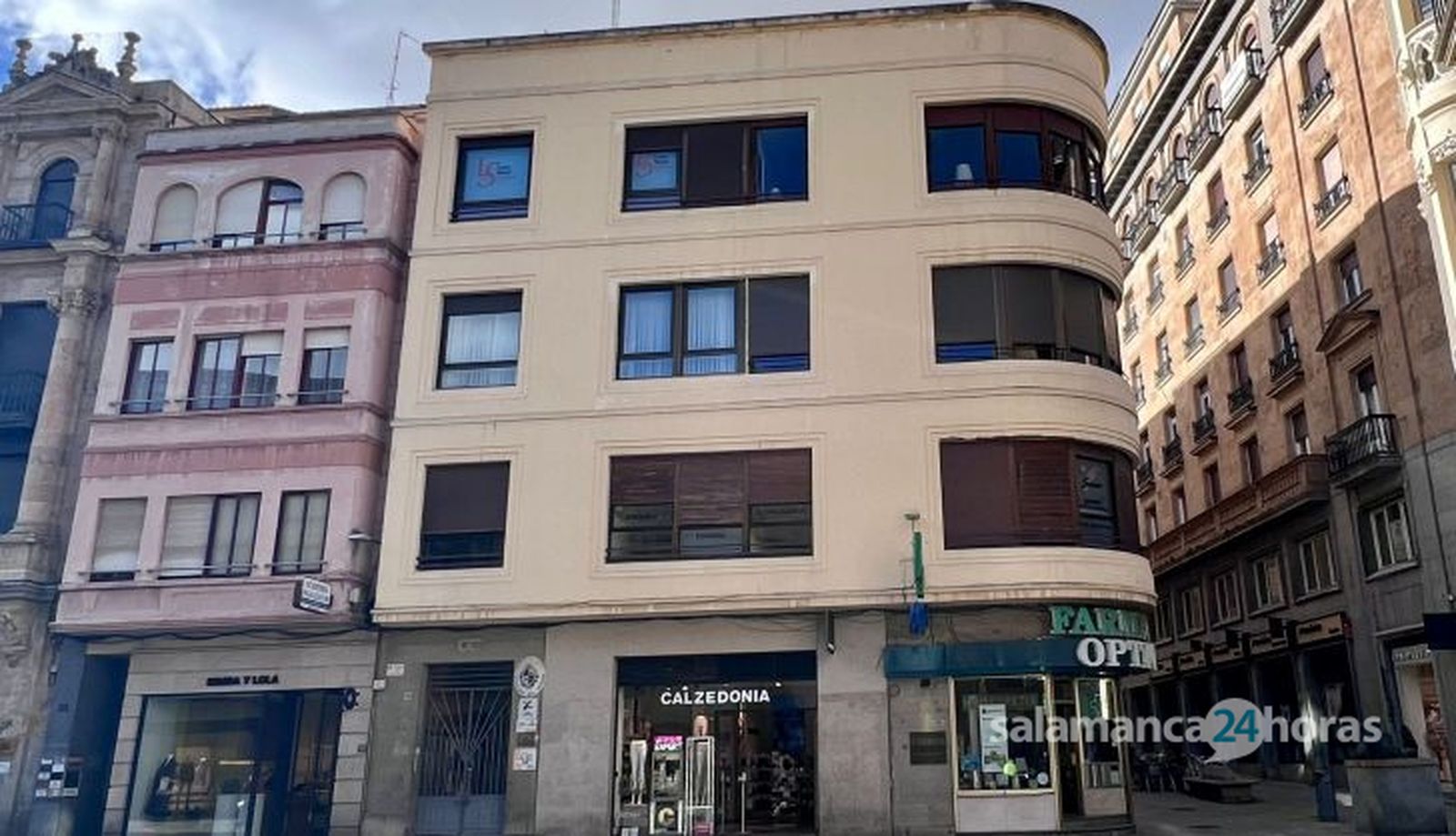 Edificio racionalista en la plaza del Liceo 