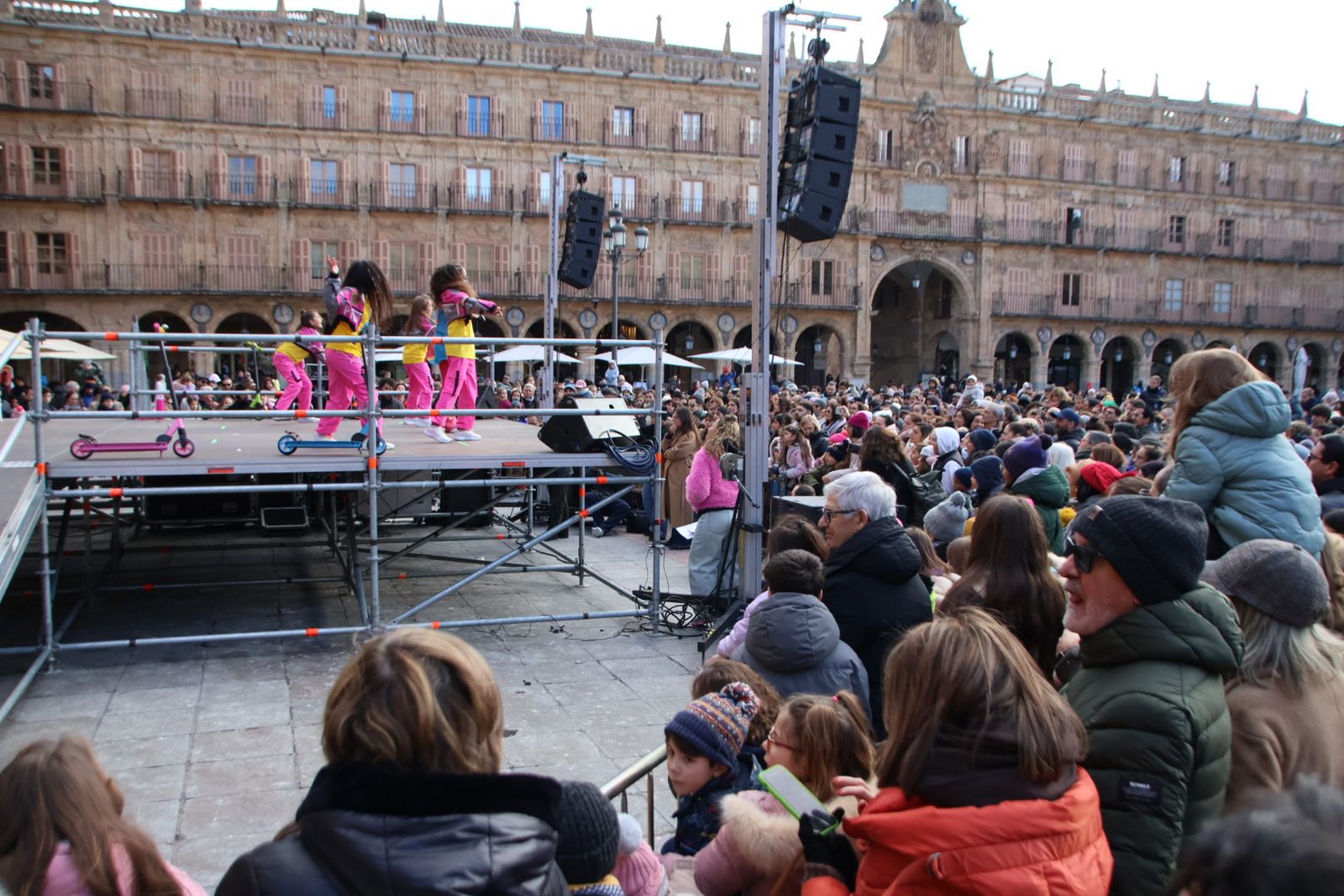 El alcalde de Salamanca, Carlos García Carbayo, recibe a sus Majestades los Reyes Magos y Concierto de Chloe DelaRosa en la Plaza Mayor