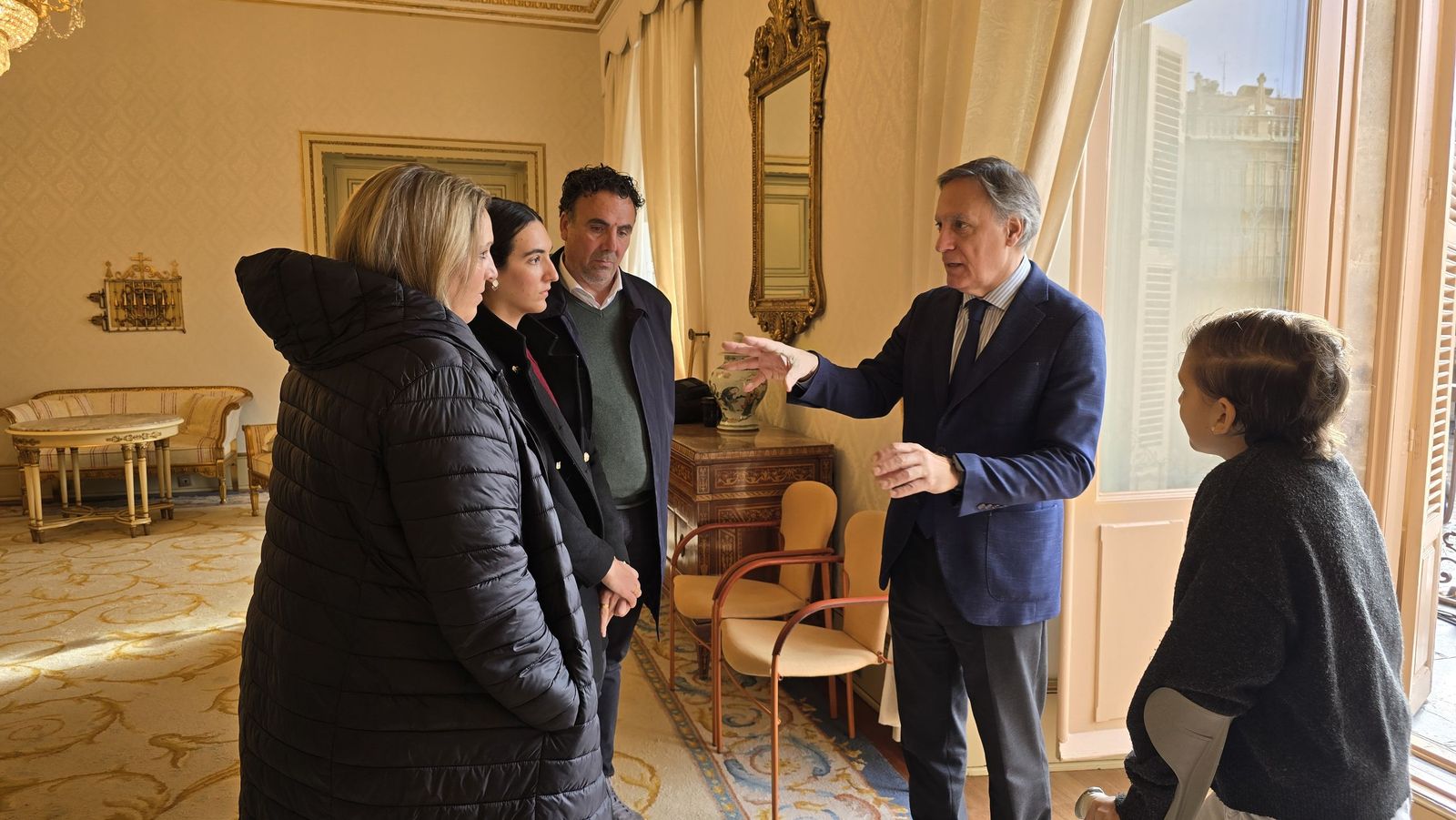 El alcalde de Salamanca, Carlos García Carbayo, recibe a María Caamaño, de La Sonrisa de María