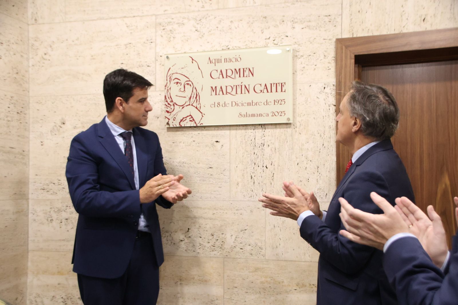 Inauguración de la placa conmemorativa por el centenario del nacimiento de la escritora Carmen Martín Gaite en el edificio de la entidad en la plaza de los Bandos