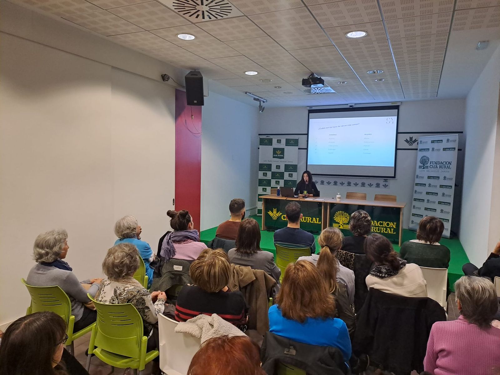 Selma Yusto, nutricionista AECC Zamora  encargadad e impartir la charla informativa.