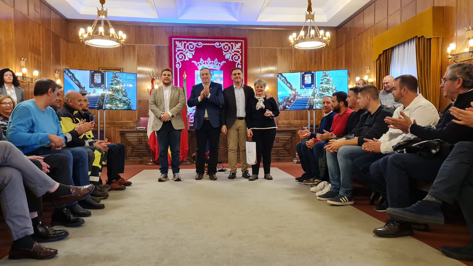 La Diputación de Zamora rinde homenaje a los jubilados y a los héroes zamoranos de la emergencia en Valencia