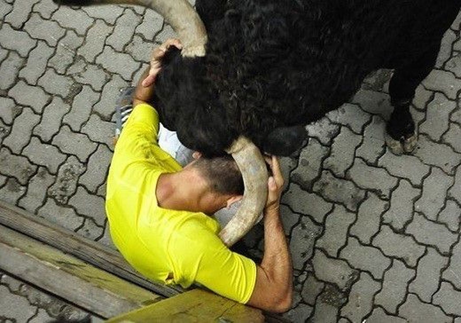 Angustioso encierro de El Pilar en San Fermín con tres cogidas