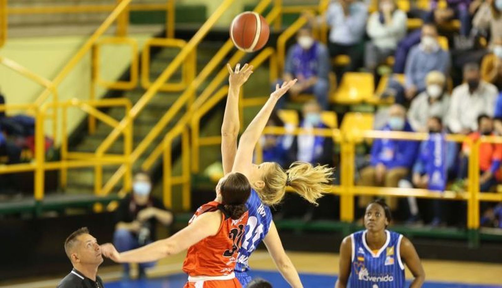 Hof pelea el saque inicial / FOTO SALAMANCA24HORAS.COM