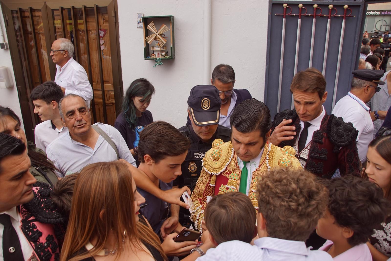 Gran ambiente en La Glorieta para la tarde de toros de Morante de la Puebla, Ismael Martín y Marco Pérez