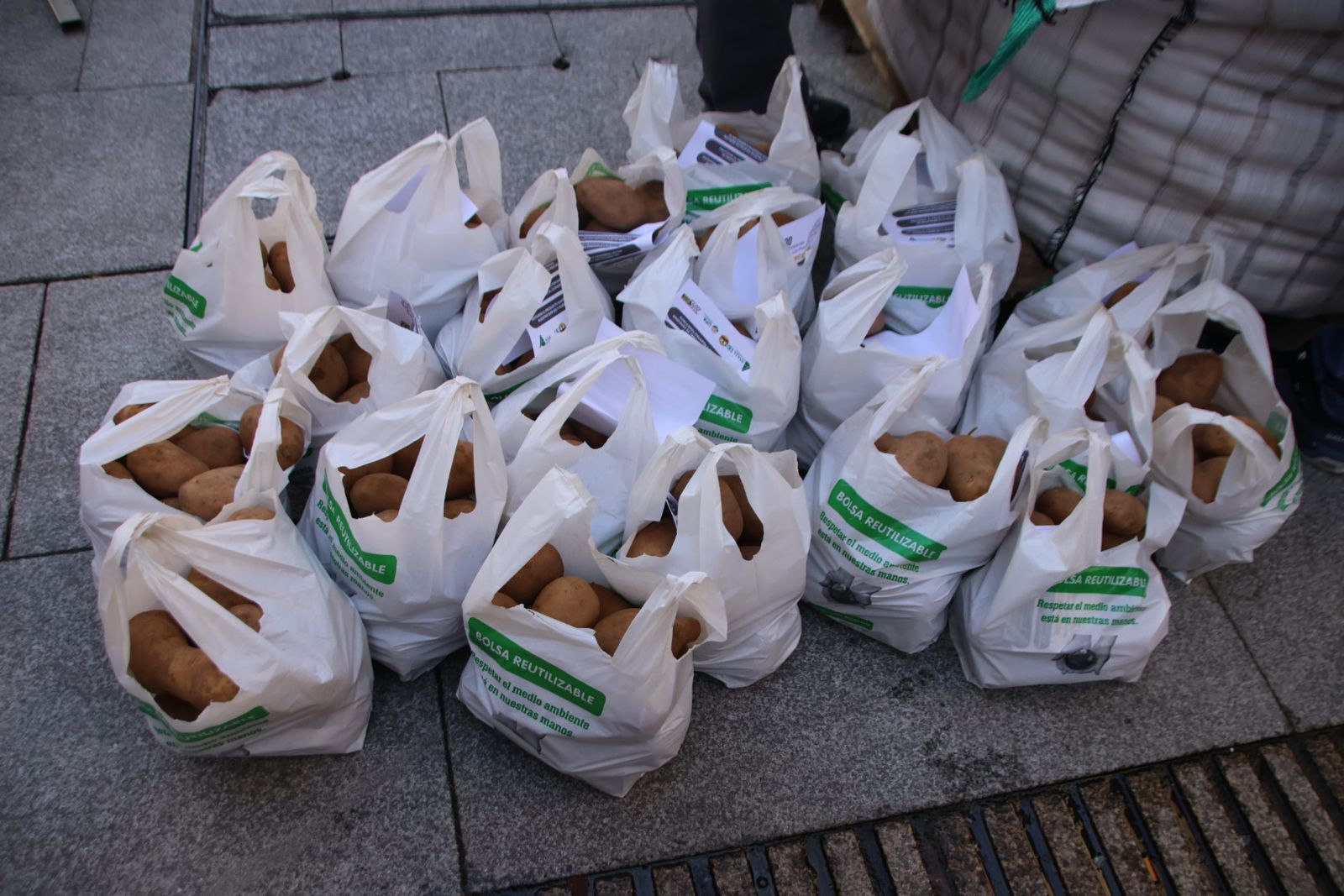 Reparto de 4.000 kg de patatas