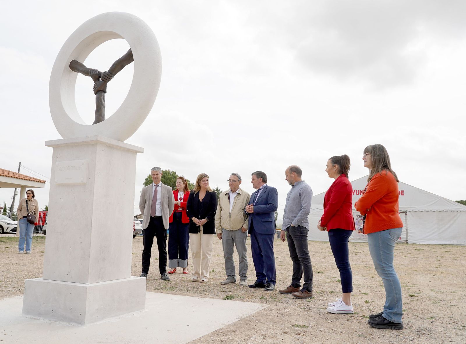 El consejero de la Presidencia en funciones, Luis Miguel González Gago, participa en la inauguraciónn de una escultura conmemorativa