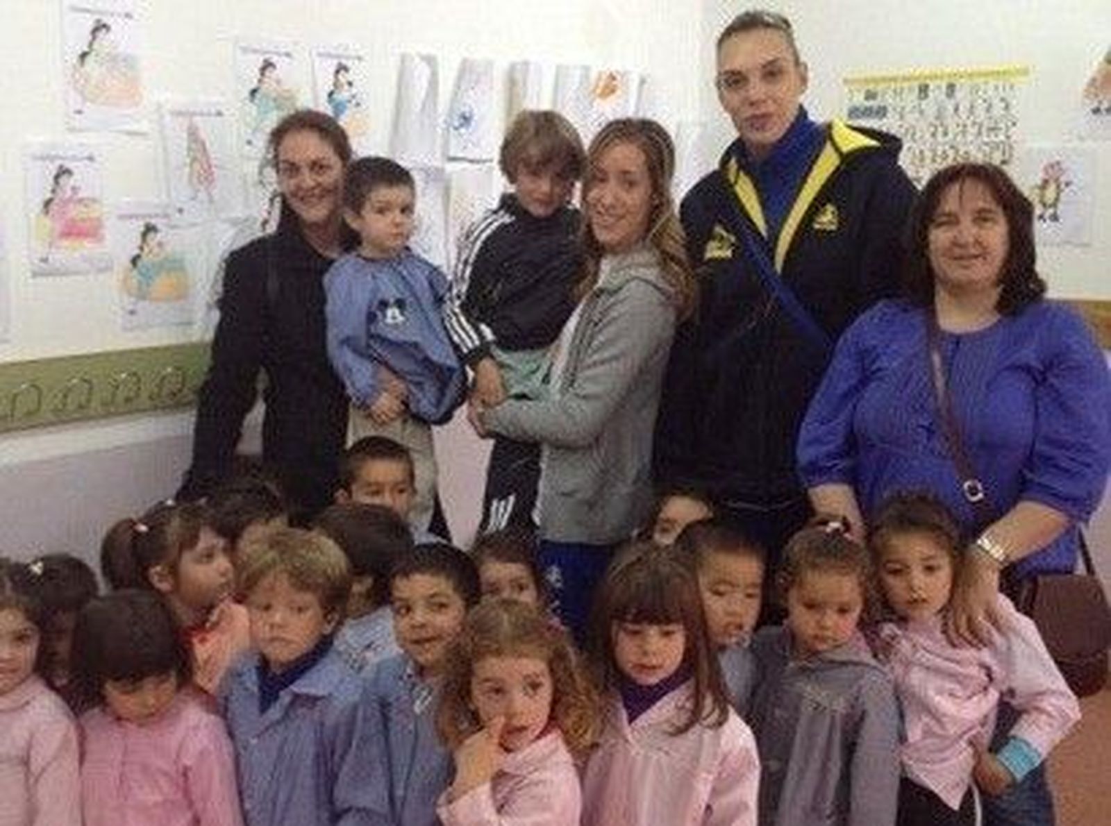 Lucila Pascua y Marta Fernández, con los niños del colegio San Mateo