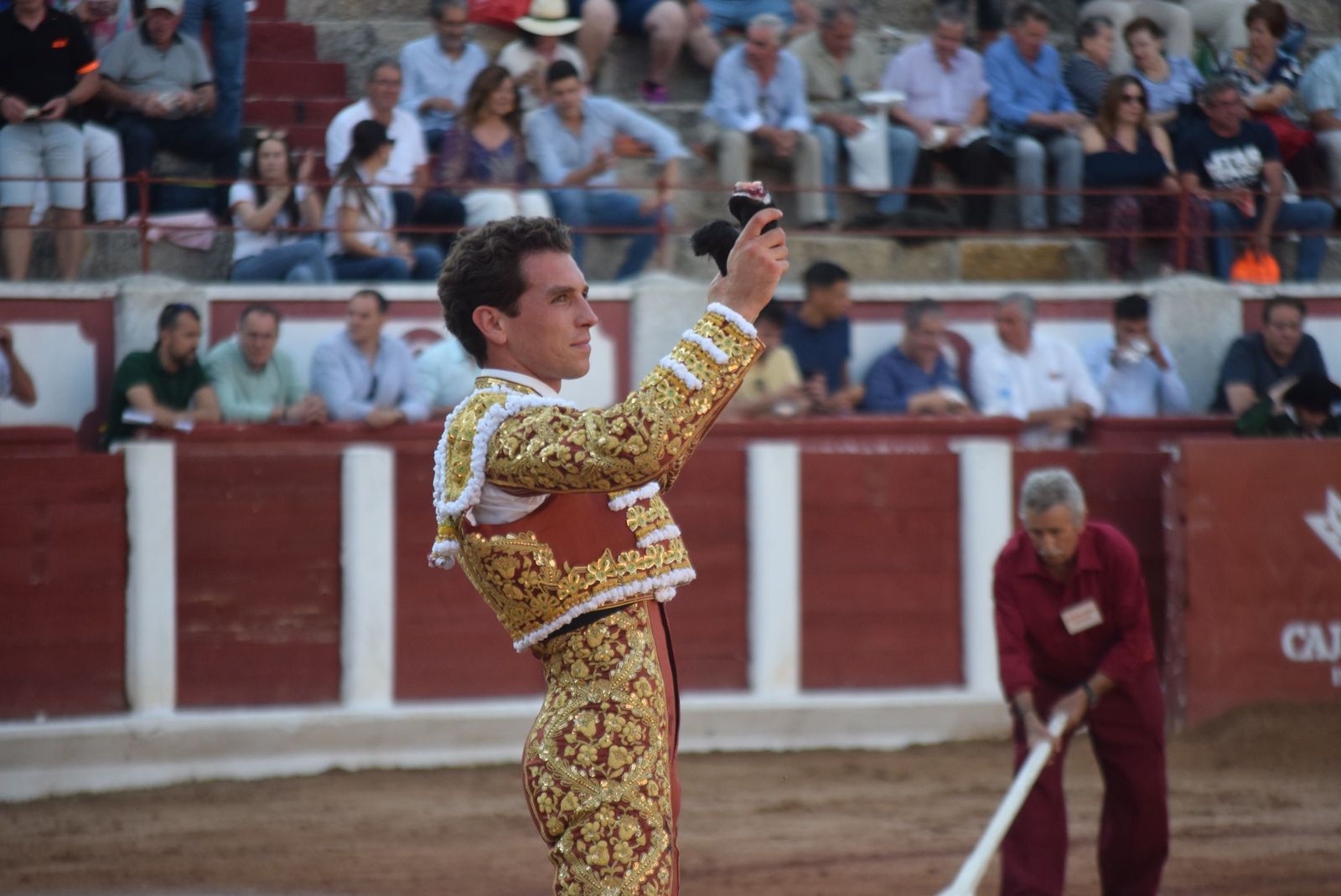 Ginés Marín, torero jerezano, en el tercer toro. Corrida de San Pedro 2024.