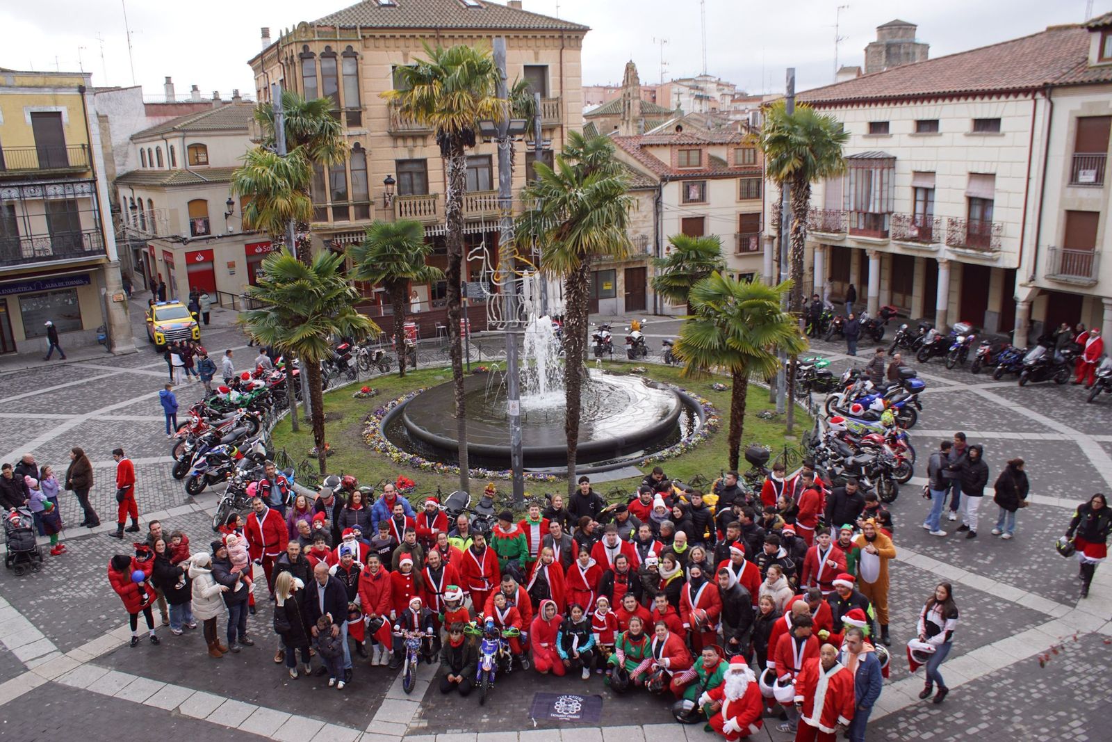 Alba de Tormes se despierta con el ruido de la 'Papanoelada motera' presidida por Papá Noel