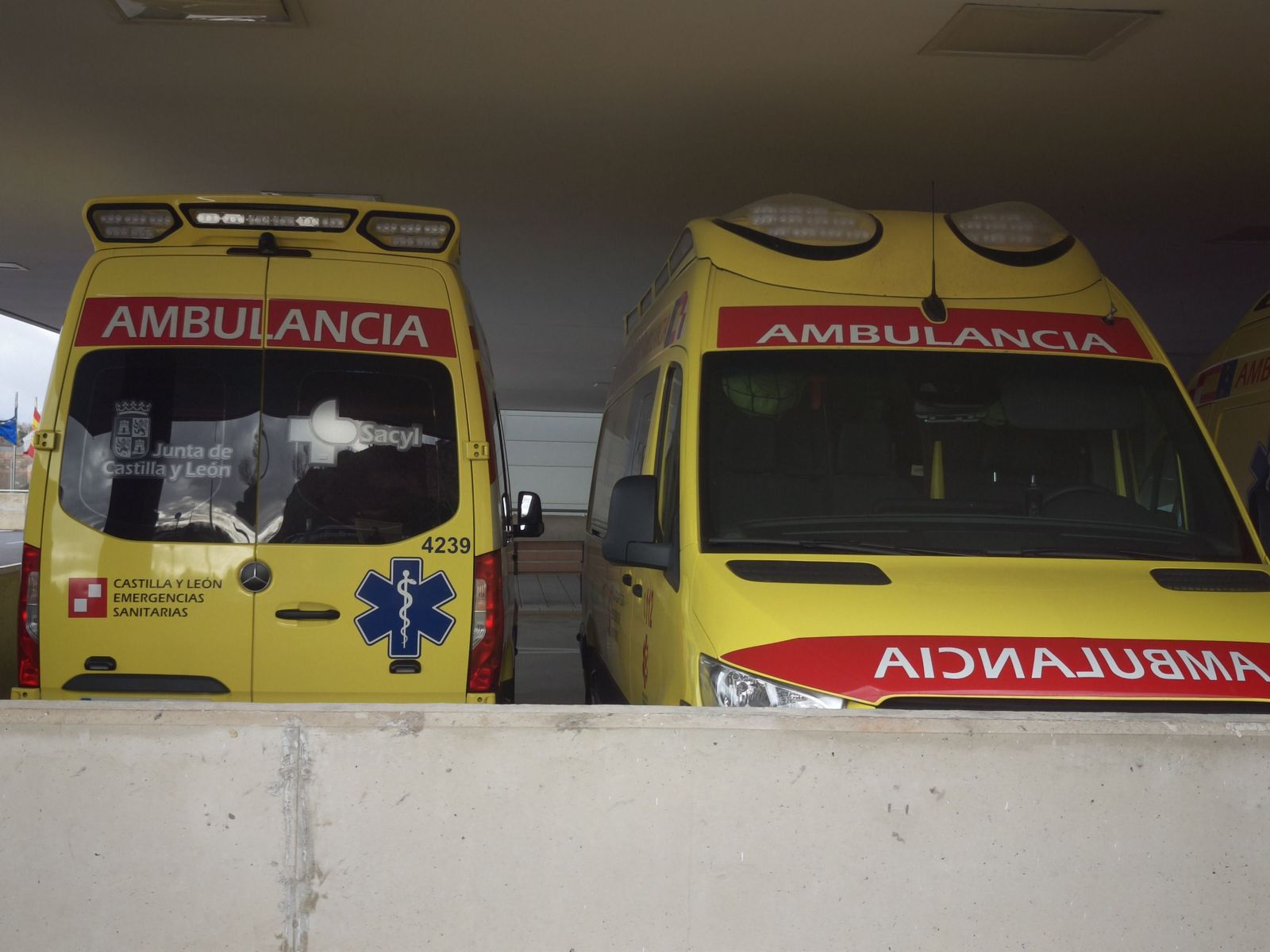 Ambulancias y ambulancia en el hospital de Salamanca. Archivo. Ambulancias y ambulancia en el hospital de Salamanca. Archivo.