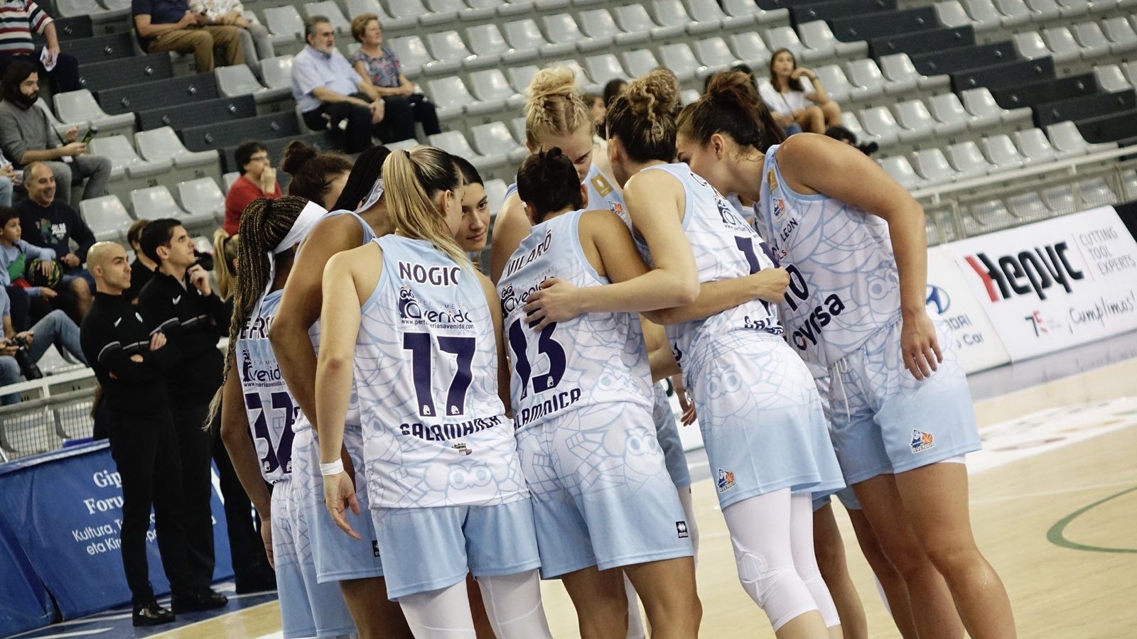 Piña de las jugadoras de Avenida FOTO CB AVENIDA