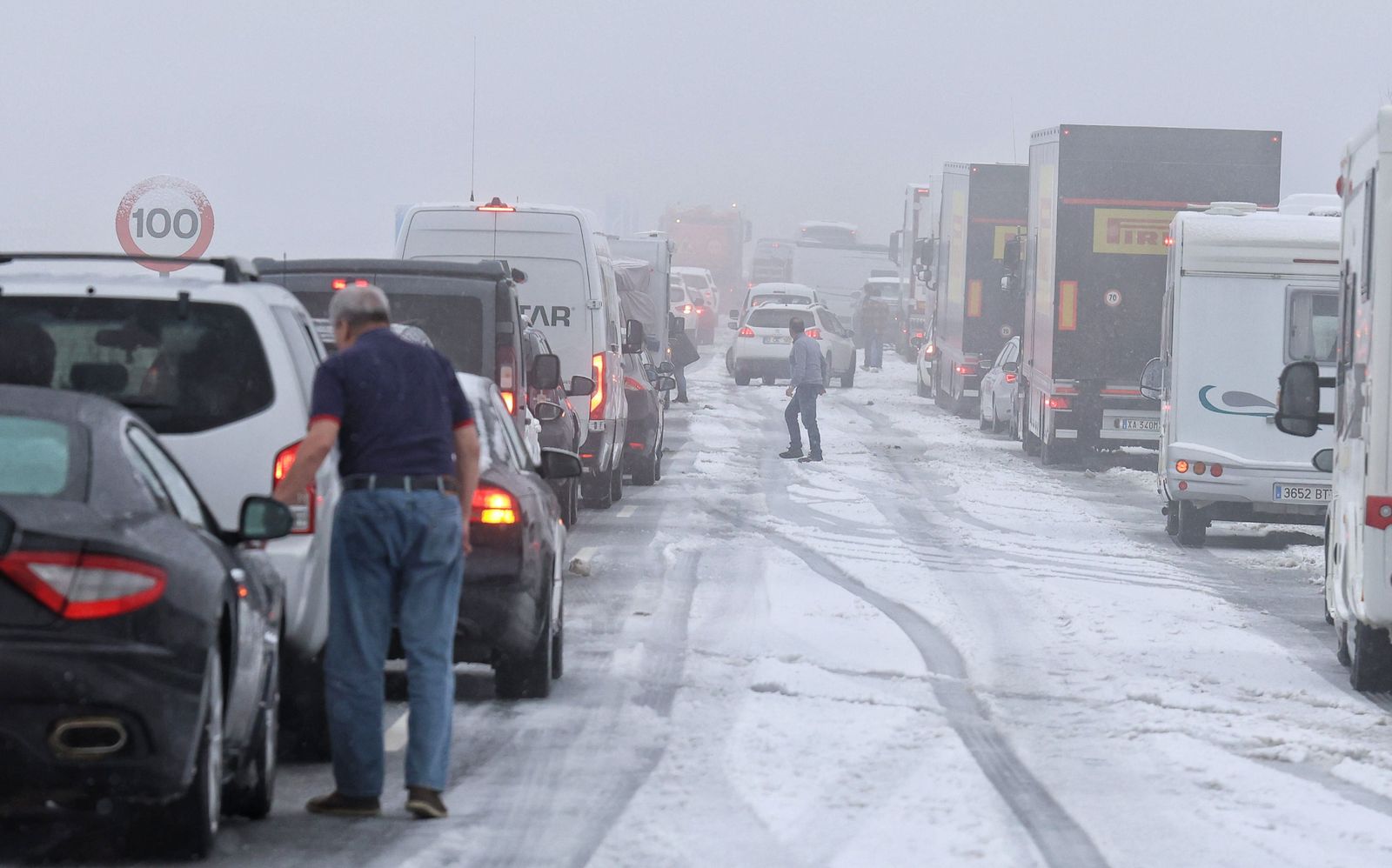 jose-vicente-ical-la-intensa-nevada-de-las-ultimas-horas-obliga-a-cerrar-al-trafico-la-autovia-de-la-ruta-de-la-plata-a-66-entre-sorihuela-y-vallejera-de-riofrio-salamanca-9
