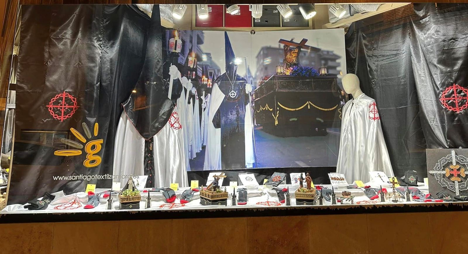 Imagen de uno de los establecimientos decorados ya de Semana Santa