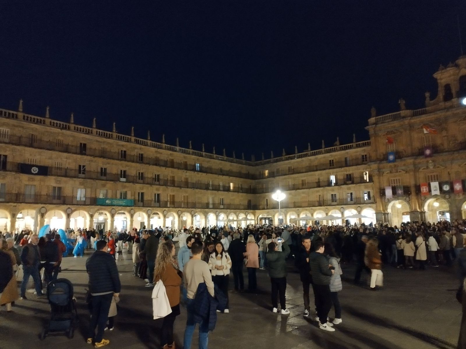 La Plaza Mayor de Salamanca, 'a oscuras', por la 'Hora del Planeta'