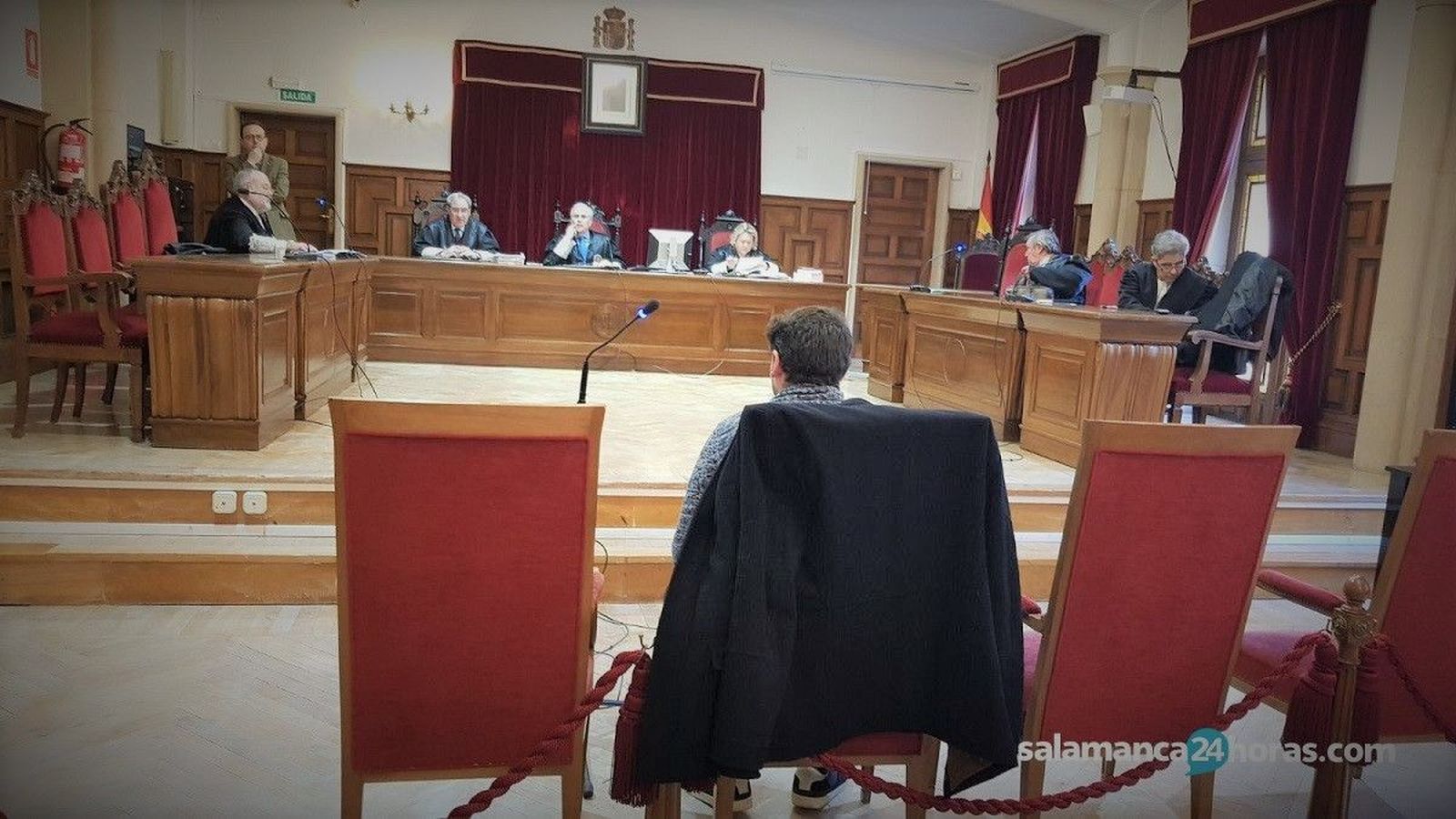 Vega Bravo, al fondo, en el centro de la mesa, preside un juicio en la Audiencia Provincial de Salamanca