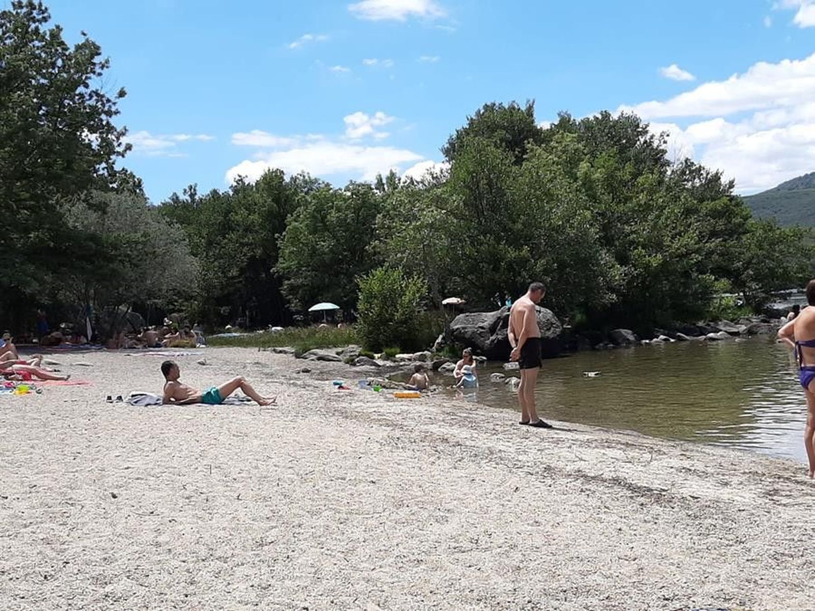 Lago de sanabria enanos playa bañistas. Archivo