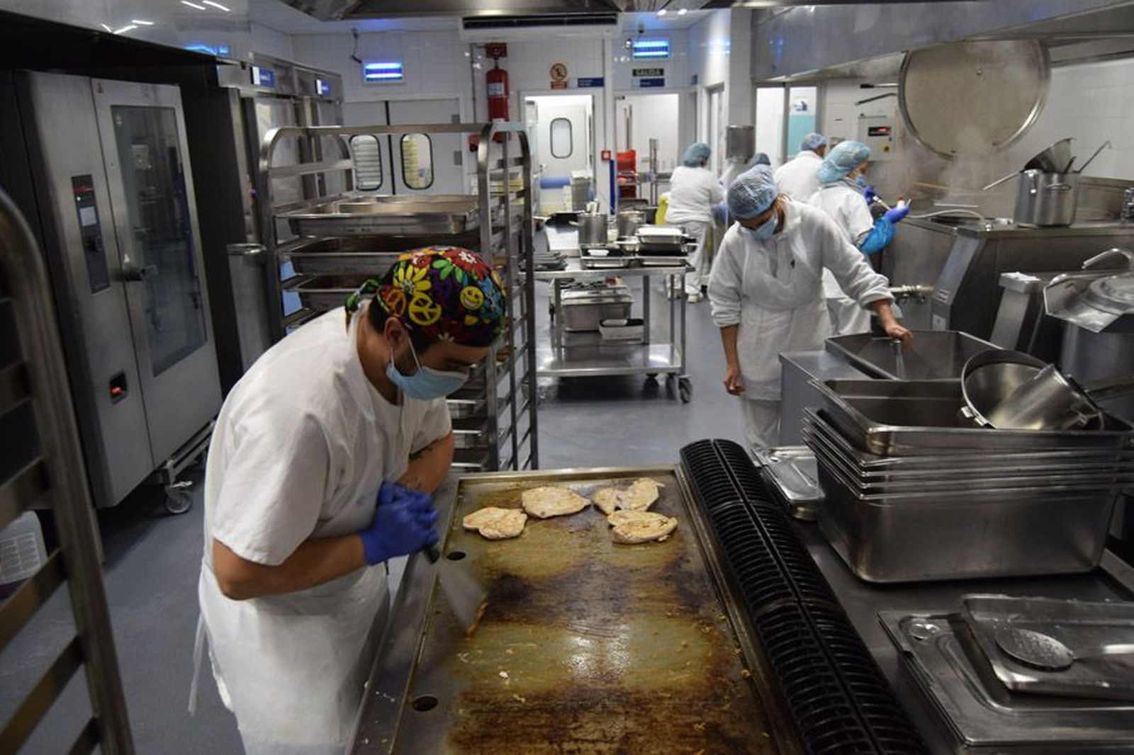 la-delegada-territorial-leticia-garcia-visita-la-cocina-de-linea-fria-del-complejo-asistencial-de-zamora-tras-las-obras-de-mejora-52