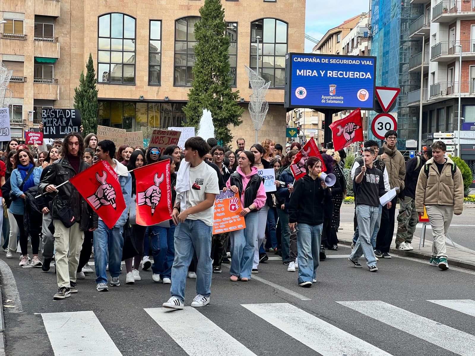 El Sindicato de Estudiantes de Salamanca reune a más de cien personas para poner "freno" al acoso escolar
