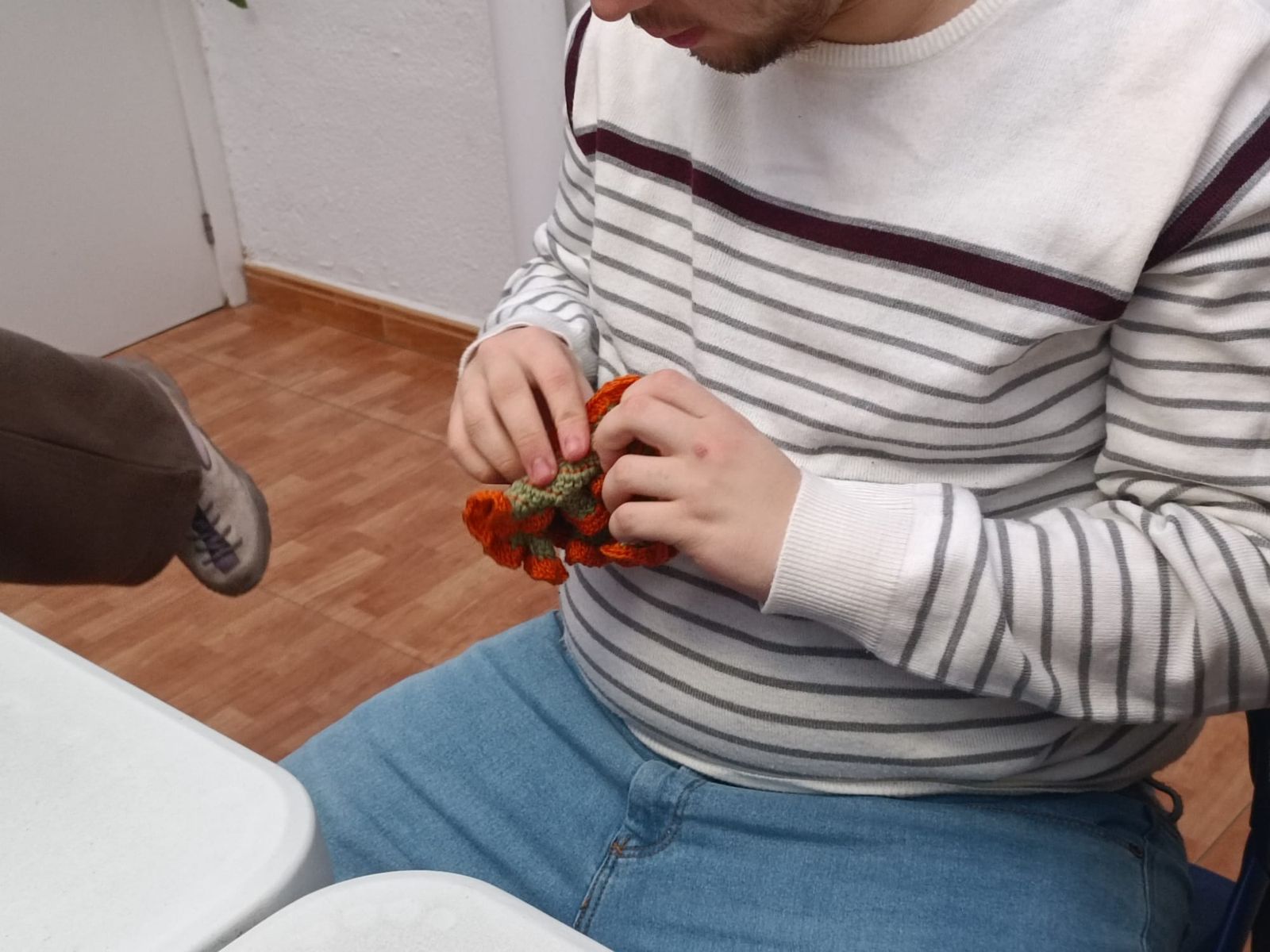 La Asociación ZOES entrega juegos hiperbólicos y manguitos tejidos a ganchillo con lana a entidades sociales de Salamanca