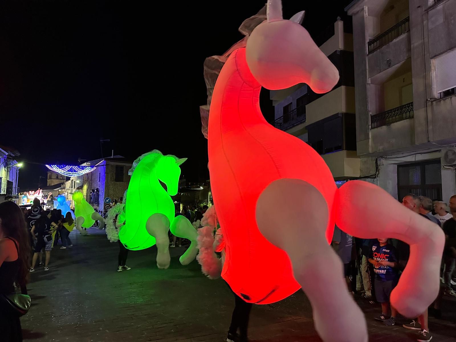 El desfile de carrozas de Aldeadávila vuelve a llenar de luz y color las calles en sus fiestas