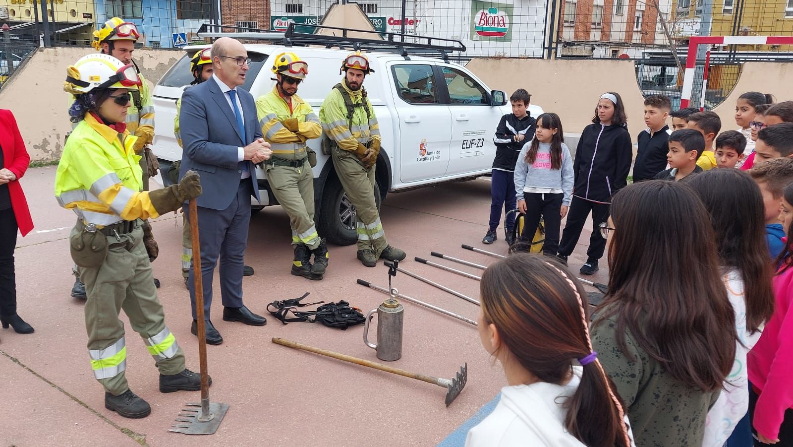 Escolares zamoranos conocen de primera mano los medios de extinción de incendios de la Junta