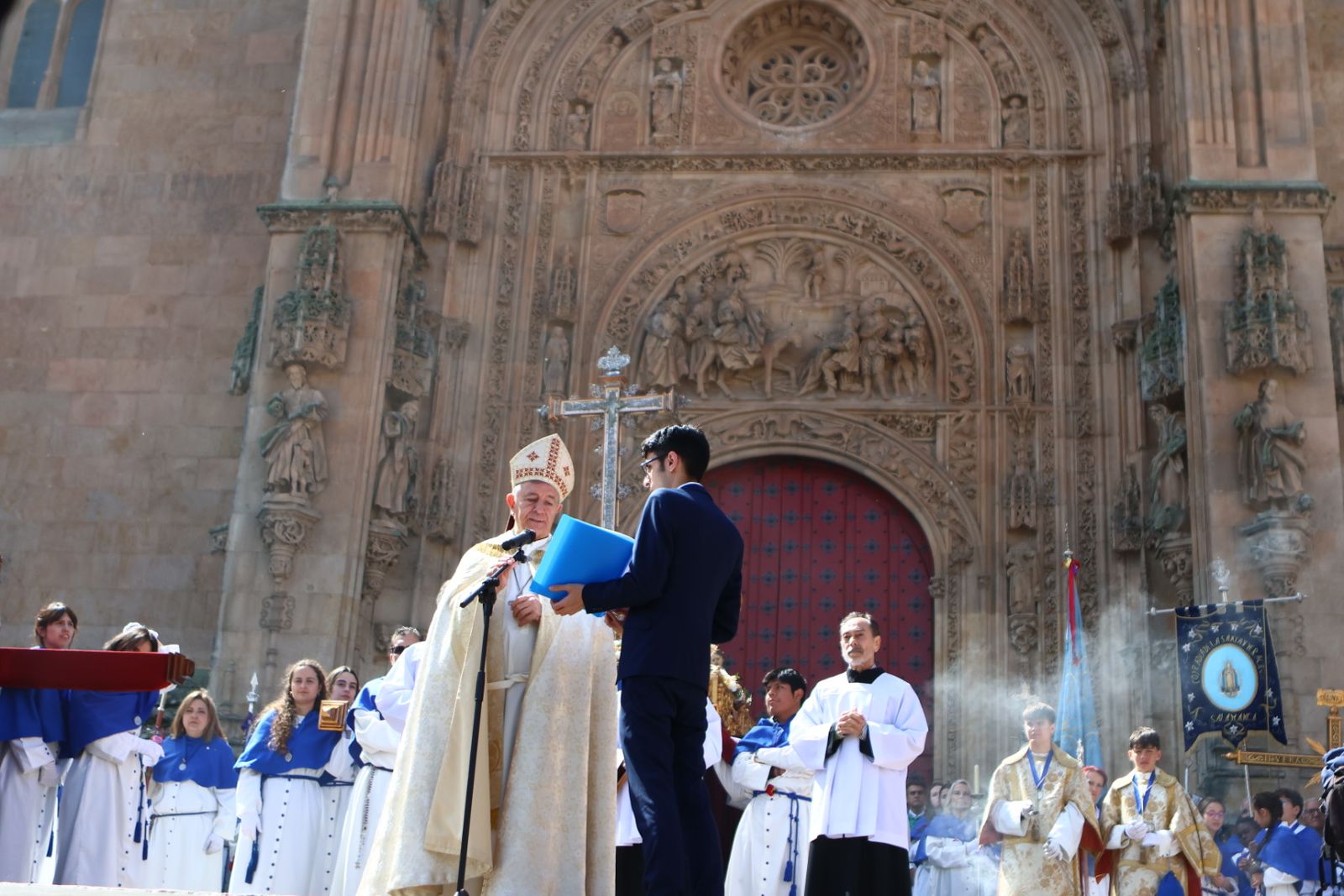 Procesión del encuentro de Nuestra Señora de la Alegría y Jesús Resucitado en el Domingo de Resurrección en Salamanca