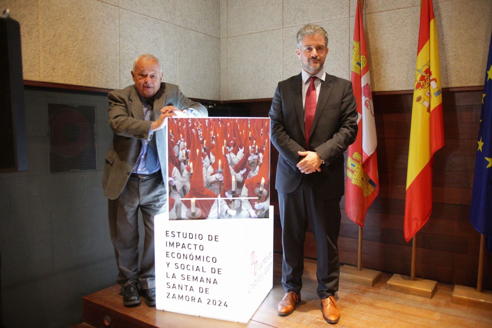El consejero de Cultura, Gonzalo Santonja y el  presidente de la Junta Pro Semana Santa de Zamora, Israel López -ICAL