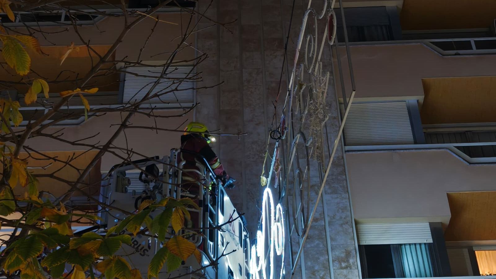 Cortocircuito en un arco de luces en la calle Arco  (1)
