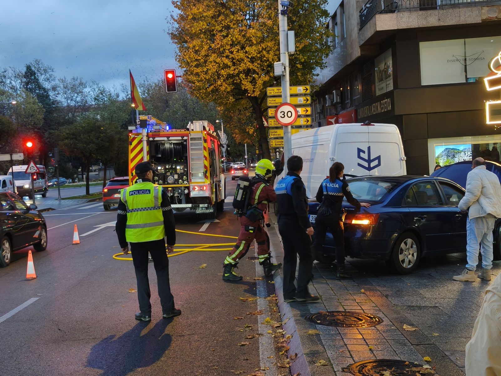 Los bomberos y la Policía Local de Salamanca se movilizan por el humo de un coche junto a la Plaza de España