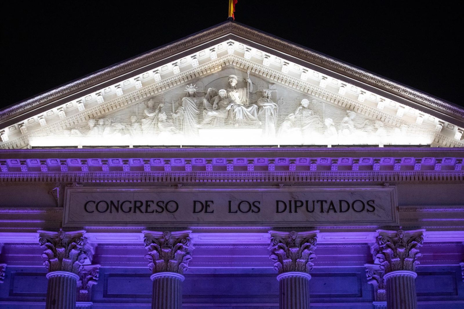 La fachada del Congreso de los Diputados iluminada de color morado, a 25 de noviembre de 2023, en Madrid (España). - Alejandro Martínez Vélez - Europa Press - Archivo