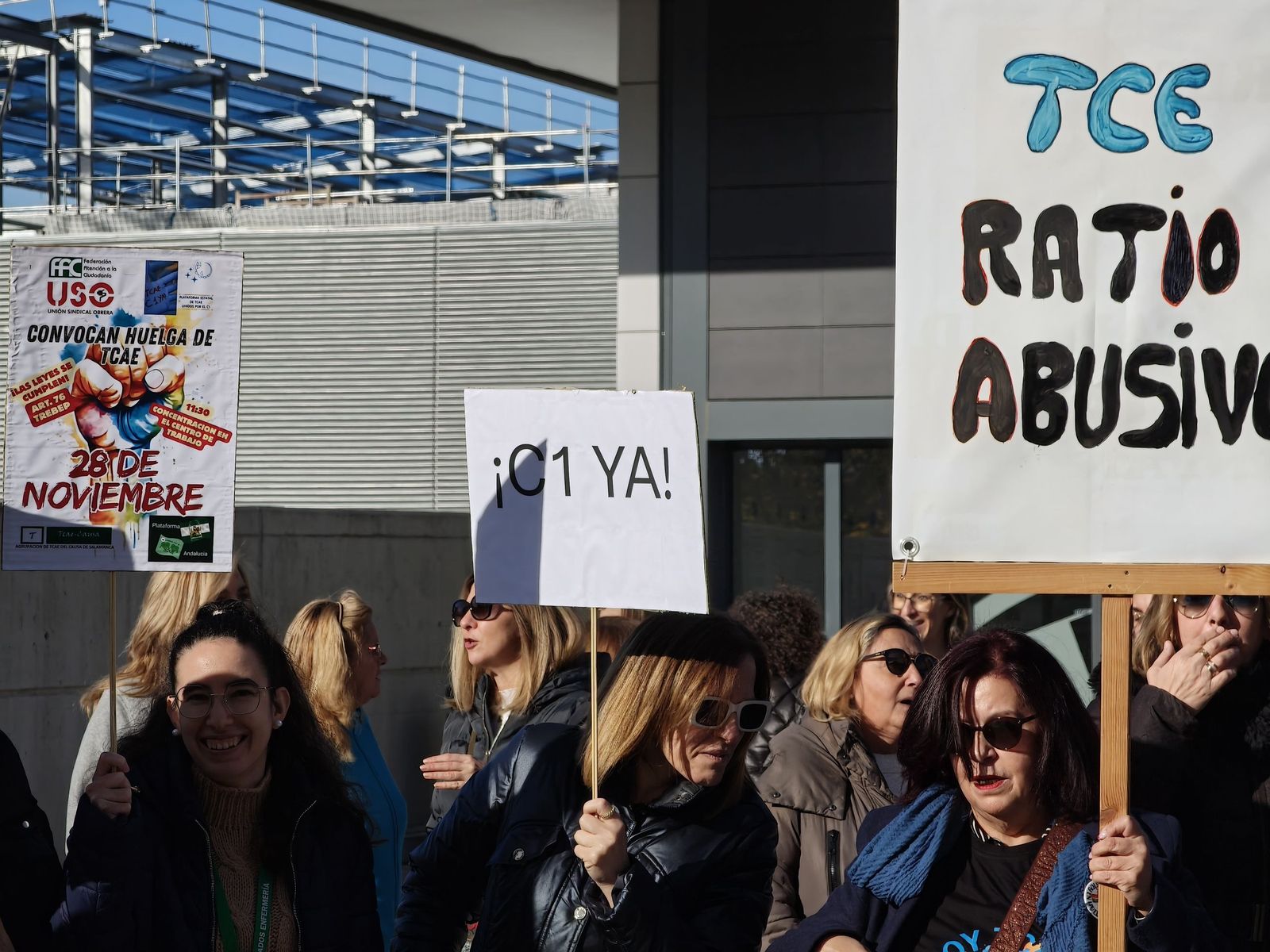 Las TCAEs de Salamanca se concentran a las puertas del hospital de Salamanca